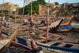Accra;-Ghana;-Jamestown;-beach;-fisherman;-pirogue;-prow;-James-Fort;-colonial-heritage;-Ga-Mashie-community;-artisanal-fishing;-daily-life;-movement;-Gulf-of-Guinea;-West-Africa;-historic-district;-documentary-photography;-street-photography;-Kaleidos;-Kaleidos-images;-La-parole-à-limage;-Stories-Pictures;-Tarek-Charara